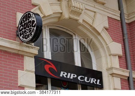 Bordeaux , Aquitaine / France - 09 01 2020 : Rip Curl Logo And Sign Text Front Of Shop Surf Skate St