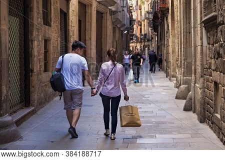 Barcelona, Spain - May 15, 2017: Unknown Young Coiple Walking In The Carrer De Montcada Street In Hi