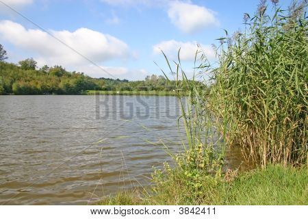 Lac de pêcheur à la ligne.