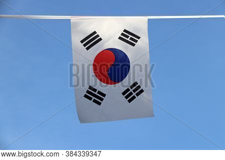 Mini Fabric Rail Flag Of South Korea, A White Rectangular Background, A Red And Blue Taeguk, Symboli