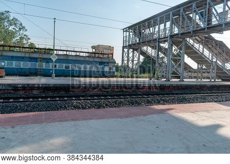 Kandra, West Bengal, India - September 4, 2020; An Empty Express Train Is Standing In A Secluded Rai