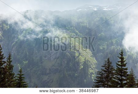 Sommer-Regen auf die Berge