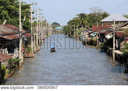 Life Along The Canal And Long Tail Boat Driving The On The Damnoensaduak Canal At Ratchaburi Thailan
