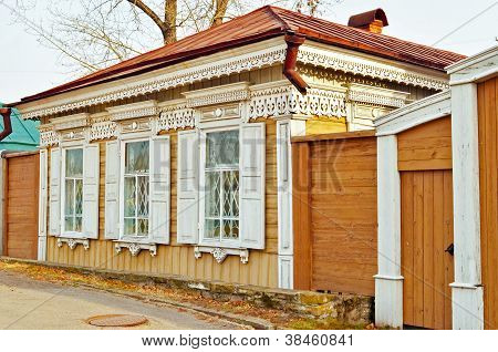 Het houten huis met blinden van het venster op Irkoetsk street