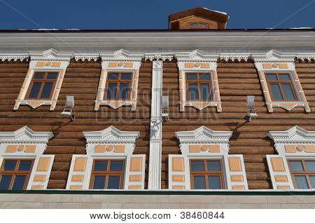 Voorkant van houten huis met shutters en snijwerk frames Irkoetsk