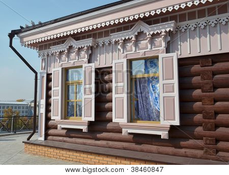 Het houten huis met blinden van het venster in Irkoetsk buitenwijk