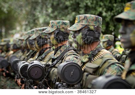 กีโต เอกวาดอร์ - 24 พฤษภาคม: millitary ชาติพาเหรด