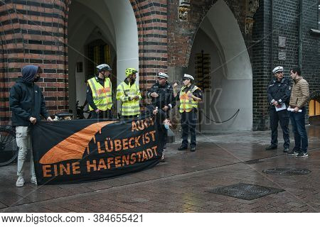 Lubeck, Germany, September 09, 2020: Police Und Demonstrators In Preparation Talk For The Demonstrat