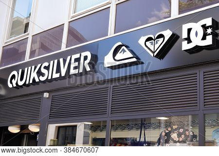Bordeaux , Aquitaine / France - 09 01 2020 : Quiksilver Logo And Text Sign On Windows Shop Entrance 