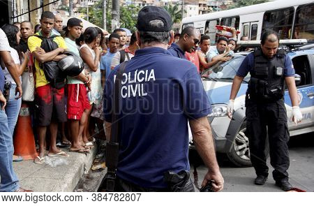 Salvador, Bahia / Brazil - August 1, 2014: Technical Police Officers Are Investigating The Body Of A