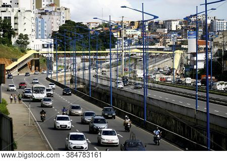 Salvador, Bahia / Brazil - September 20, 2016: Vehicles Are Seen Passing Through The Baia De Todos O
