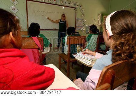 Vitoria Da Conquista, Bahia / Brazil - October 31, 2011: Teacher And Students Are Seen In The Maria 