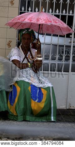 Salvador, Bahia / Brazil - July 2, 2015: Baiana Is Seen In The Lapinha Neighborhood Of Salvador, Dur