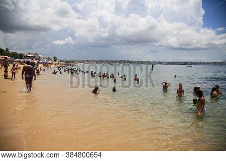 Salvador, Bahia / Brazil - Januuary 1, 2020:people Are Seen At Boa Viagem Beach In Salvador City.