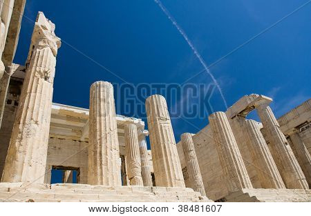 Colonne dei Propilei In Grecia Atene Acropoli sullo sfondo del cielo blu