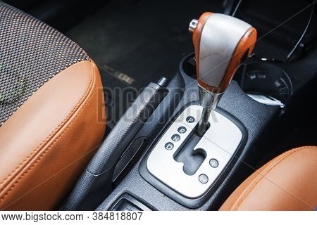 Automatic Gear Stick With Manual Selection Option.detail On A Automatic Gear Shifter In A Luxury Car