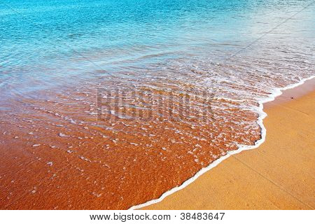 schÃ¶nen Sandstrand mit seawaves