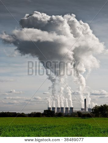 Federn des Dampf steigt aus dem Kraftwerk drax