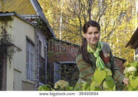 Uma jovem mulher cuidar de flores.