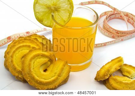 Kop appelsinjuice med Cookies og målebånd isoleret på hvid