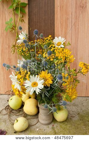 Still Life buket Whild blomster og hvide gennemsigtige æbler