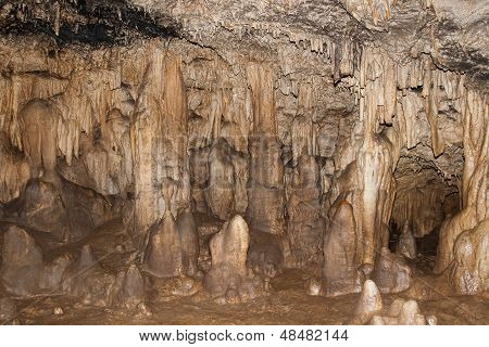 Sintteri karst muodostumiin luola