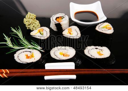 Sushi Maki Roll vihanneksia ja lohen sisällä. musta levy soysauce ja wasabi. Japane