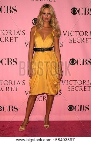 LOS ANGELES - NOVEMBER 16: Karolina Kurkova arriving at The Victoria's Secret Fashion Show at Kodak Theatre on November 16, 2006 in Hollywood, CA.