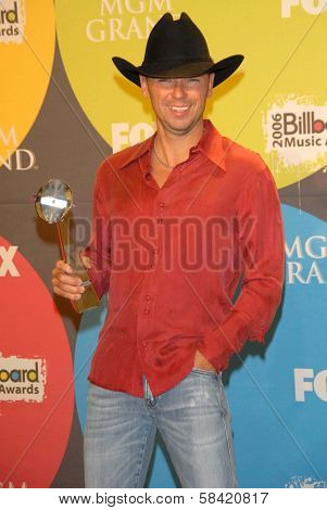 LAS VEGAS - DECEMBER 04: Kenny Chesney in the press room at the 2006 Billboard Music Awards, MGM Grand Hotel December 04, 2006 in Las Vegas, NV