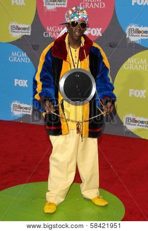 LAS VEGAS - DECEMBER 04: Flavor Flav arriving at the 2006 Billboard Music Awards, MGM Grand Hotel December 04, 2006 in Las Vegas, NV