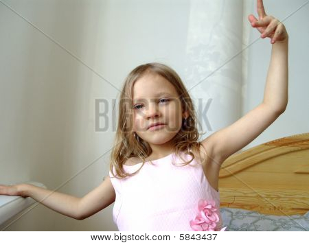 Petite fille va présenter au ballet