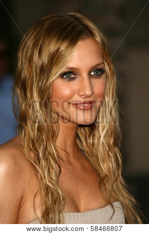 LOS ANGELES - NOVEMBER 21: Ashlee Simpson at the 34th Annual American Music Awards at Shrine Auditorium November 21, 2006 in Los Angeles, CA
