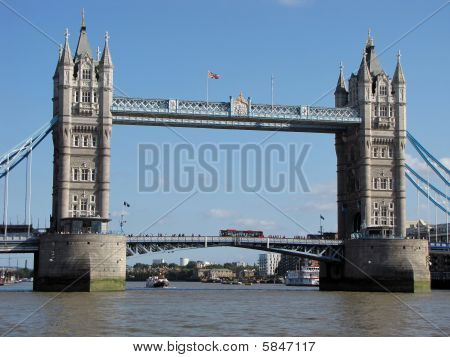 Tower Bridge s busy provozu na a pod ním