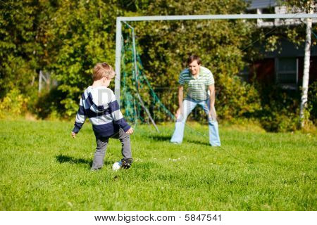 Familia jugando al fútbol