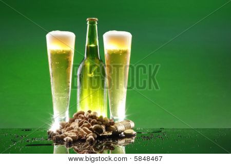 Tall kühles Bier und gerösteten Erdnüssen