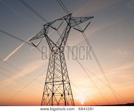 Pilone elettrico durante il tramonto.