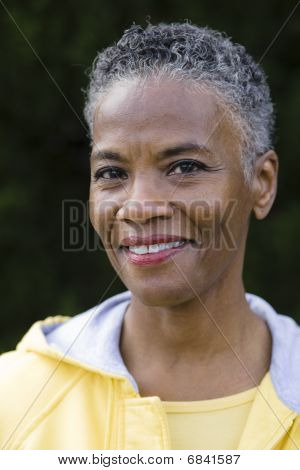 Uśmiechający się African American kobieta