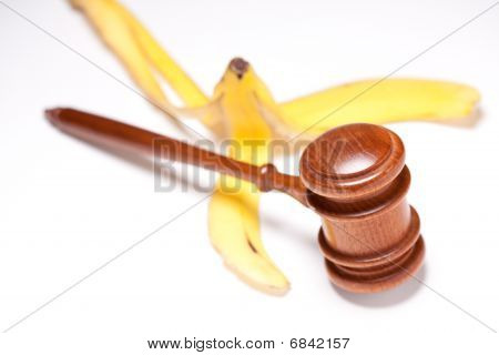 Młotek i bananowe skórki na tle podzielonych