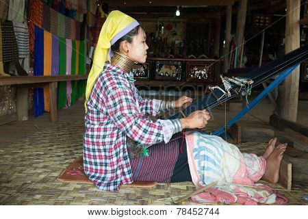 Long-necked Kayan Lahwi Woman Weave On Traditional Device