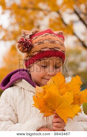 Bella ragazza in autunno