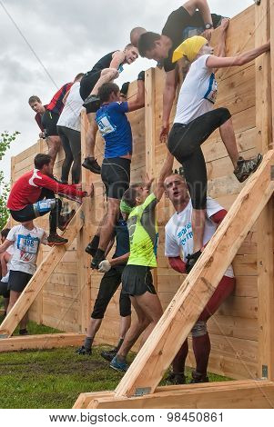 Teams storm wall in extrim race. Bastion stage