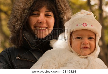Madre e bambino in autunno