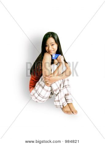 女孩坐在一张信用卡