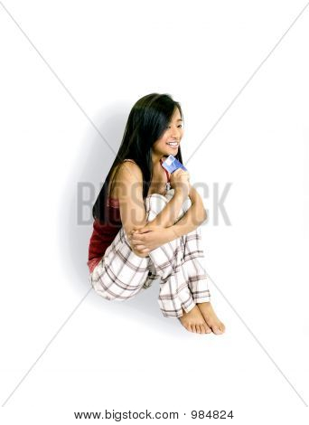 女孩坐在一张信用卡