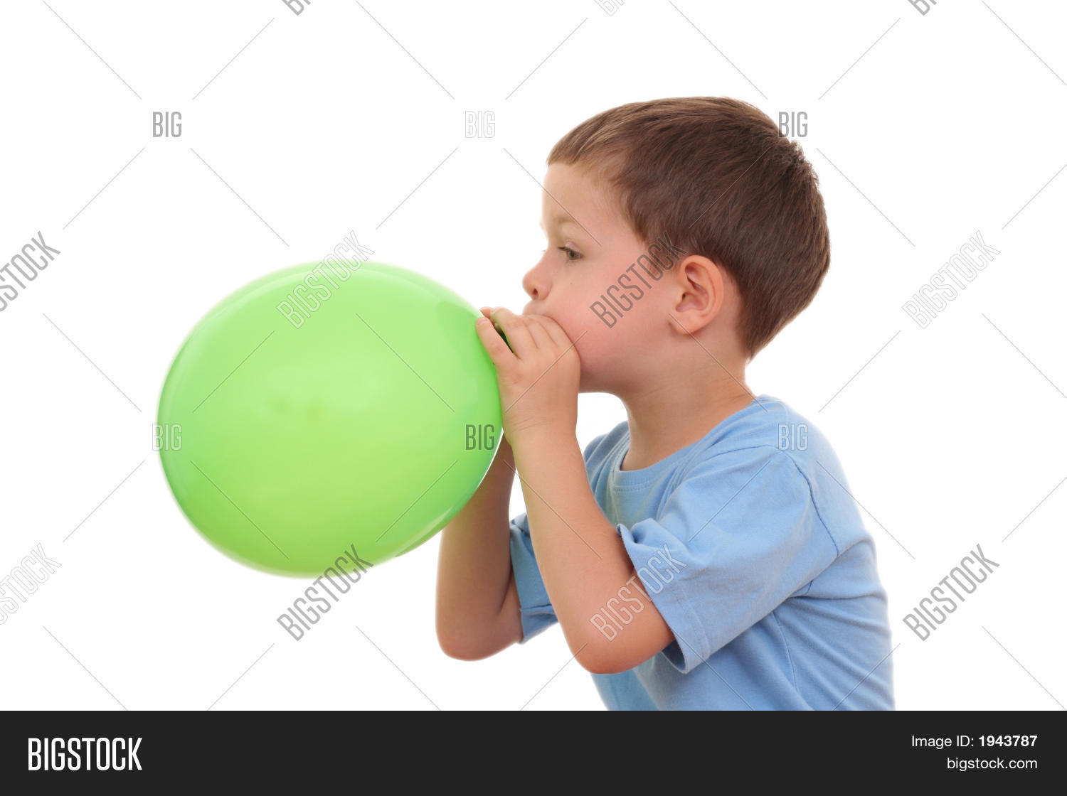 Мальчик надувает шарик. Надувание воздушного шарика. Ребенокнадевает шарик. Шарики для мальчика. Надувать шары.