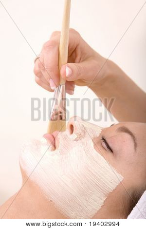 여성 미용 치료를 받고