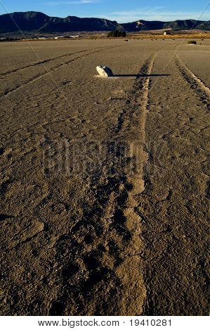 Zmian klimatycznych, globalne ocieplenie efekt: suche słone jezioro - ślad opon - Laguna de Salinas (Hiszpania)