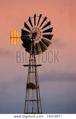 อย่างใกล้ชิดของ windpump ฟาร์มเที่ยว
