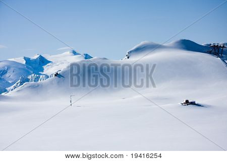 Górach w zimie i snowcat całkowicie pokryte przez śnieg