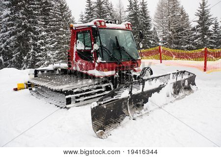 Snowcat na śniegu w zimie dzień